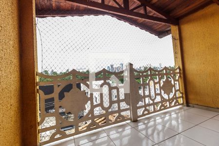 Casa à venda com 250m², 3 quartos e 2 vagas Casa à venda com 250m², 3 quartos e 2 vagasVaranda