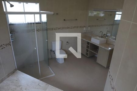 Casa de condomínio para alugar com 492m², 4 quartos e 4 vagasBanheiro da Suíte