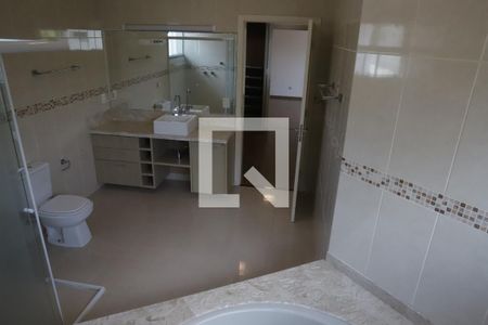 Casa de condomínio para alugar com 492m², 4 quartos e 4 vagasBanheiro da Suíte