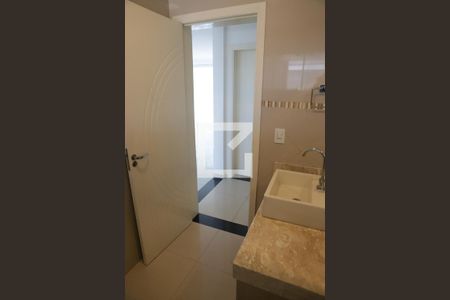 Casa de condomínio para alugar com 492m², 4 quartos e 4 vagasBanheiro 1