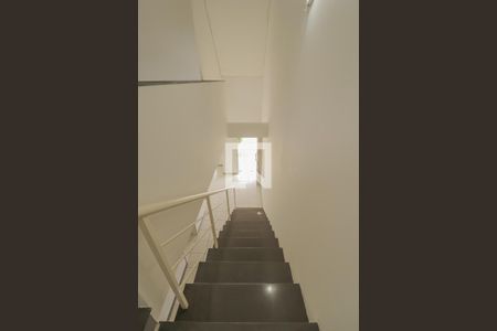 Casa de condomínio para alugar com 250m², 3 quartos e 2 vagasEscada