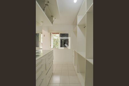 Casa de condomínio para alugar com 250m², 3 quartos e 2 vagasCloset