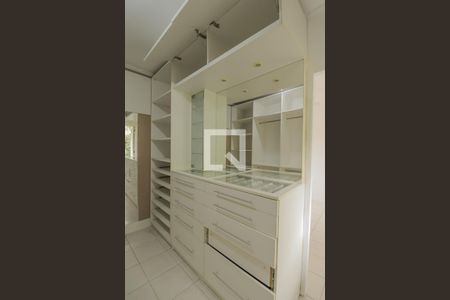 Casa de condomínio para alugar com 250m², 3 quartos e 2 vagasCloset
