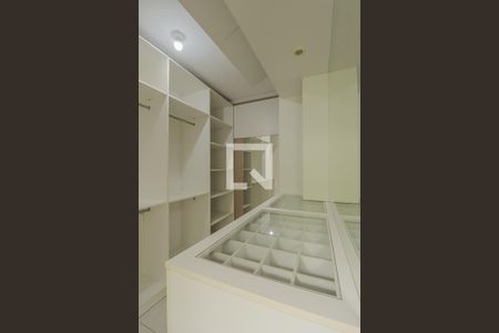 Casa de condomínio para alugar com 250m², 3 quartos e 2 vagasCloset