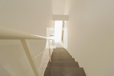 Casa de condomínio para alugar com 250m², 3 quartos e 2 vagasEscada