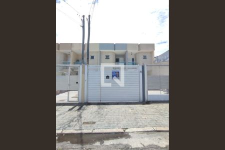 Casa à venda com 120m², 3 quartos e 2 vagas Casa à venda com 120m², 3 quartos e 2 vagasFachada