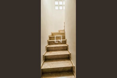 Casa à venda com 225m², 3 quartos e 3 vagas Casa à venda com 225m², 3 quartos e 3 vagasEscada