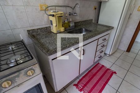 Detalhe da cozinha de apartamento para alugar com 1 quarto, 50m² em Guilhermina, Praia Grande