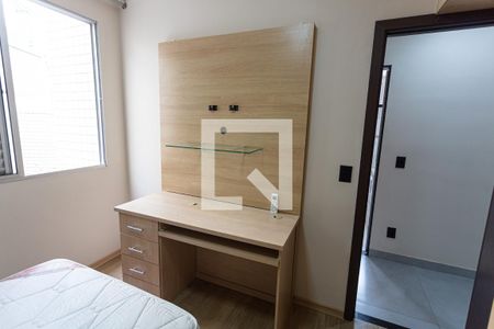 Apartamento para alugar com 73m², 2 quartos e 1 vaga Apartamento para alugar com 73m², 2 quartos e 1 vagaRack e Mesa de Escritório do Quarto 2