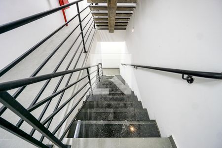 Studio para alugar com 38m², 1 quarto e sem vaga Studio para alugar com 38m², 1 quarto e sem vagaEscada de entrada