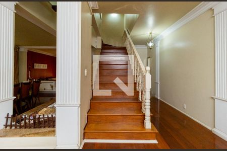 Casa à venda com 250m², 3 quartos e 4 vagas Casa à venda com 250m², 3 quartos e 4 vagasEscada