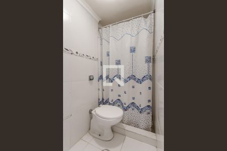 Banheiro de apartamento à venda com 1 quarto, 52m² em Jardim do Salso, Porto Alegre