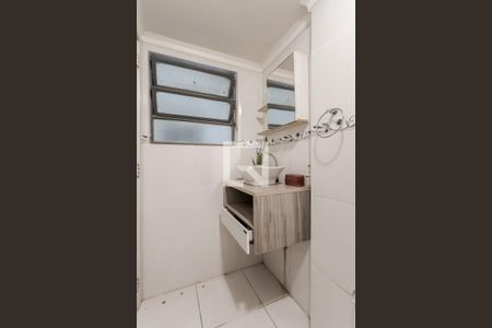 Banheiro de apartamento à venda com 1 quarto, 52m² em Jardim do Salso, Porto Alegre