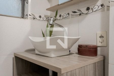 Banheiro de apartamento à venda com 1 quarto, 52m² em Jardim do Salso, Porto Alegre