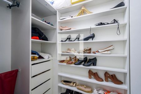 Apartamento à venda com 108m², 2 quartos e 1 vaga Apartamento à venda com 108m², 2 quartos e 1 vagaCloset da suíte