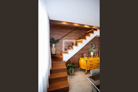 Apartamento à venda com 228m², 4 quartos e 2 vagasEscada