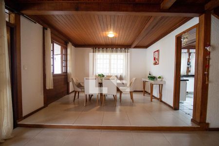 Casa de condomínio à venda com 460m², 4 quartos e 2 vagas Casa de condomínio à venda com 460m², 4 quartos e 2 vagasSala