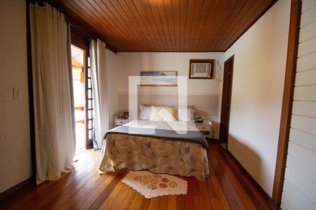 Casa de condomínio à venda com 460m², 4 quartos e 2 vagas Casa de condomínio à venda com 460m², 4 quartos e 2 vagasSuíte