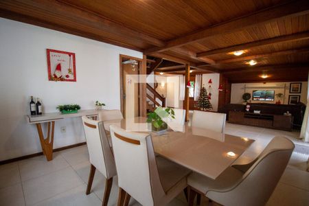 Casa de condomínio à venda com 460m², 4 quartos e 2 vagas Casa de condomínio à venda com 460m², 4 quartos e 2 vagasSala