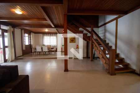 Casa de condomínio à venda com 460m², 4 quartos e 2 vagas Casa de condomínio à venda com 460m², 4 quartos e 2 vagasSala