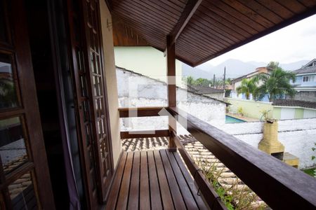 Casa de condomínio à venda com 460m², 4 quartos e 2 vagas Casa de condomínio à venda com 460m², 4 quartos e 2 vagasSacada do Quarto 2