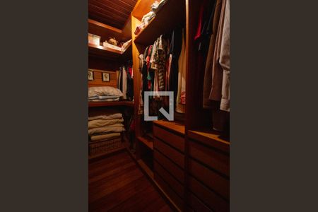 Casa de condomínio à venda com 460m², 4 quartos e 2 vagas Casa de condomínio à venda com 460m², 4 quartos e 2 vagasCloset da Suíte