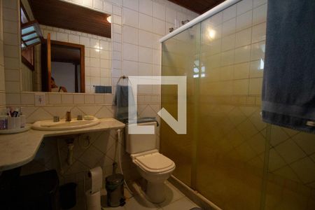 Casa de condomínio à venda com 460m², 4 quartos e 2 vagas Casa de condomínio à venda com 460m², 4 quartos e 2 vagasBanheiro da Suíte