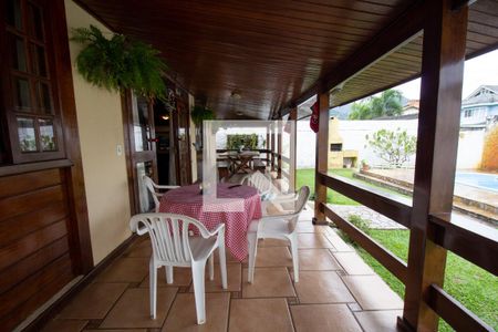 Casa de condomínio à venda com 460m², 4 quartos e 2 vagas Casa de condomínio à venda com 460m², 4 quartos e 2 vagasVaranda