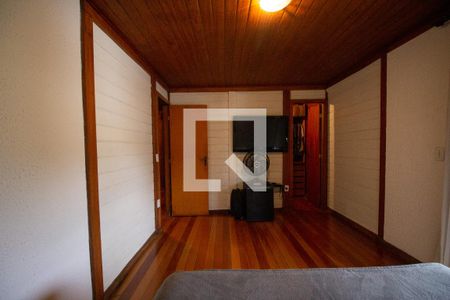 Casa de condomínio à venda com 460m², 4 quartos e 2 vagas Casa de condomínio à venda com 460m², 4 quartos e 2 vagasSuíte