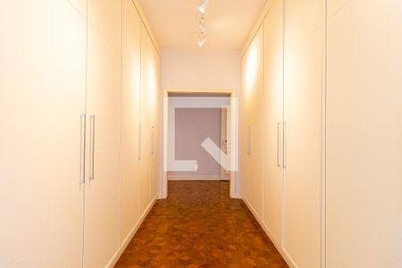 Apartamento à venda com 300m², 3 quartos e 2 vagas Apartamento à venda com 300m², 3 quartos e 2 vagasCloset da suíte master