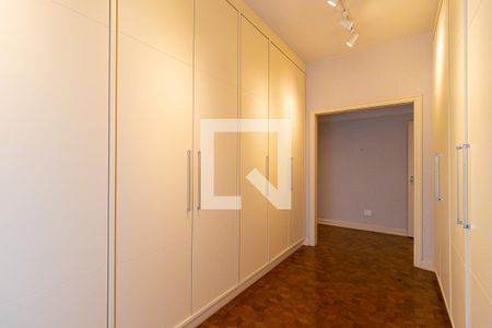 Apartamento à venda com 300m², 3 quartos e 2 vagas Apartamento à venda com 300m², 3 quartos e 2 vagasCloset da suíte master