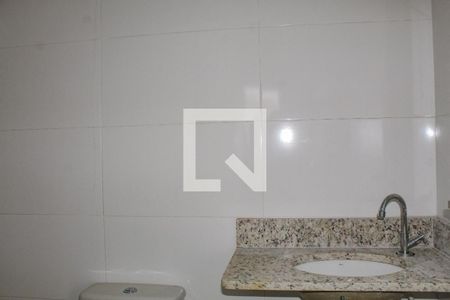 Banheiro de apartamento para alugar com 2 quartos, 52m² em Parque Enseada, Guarujá