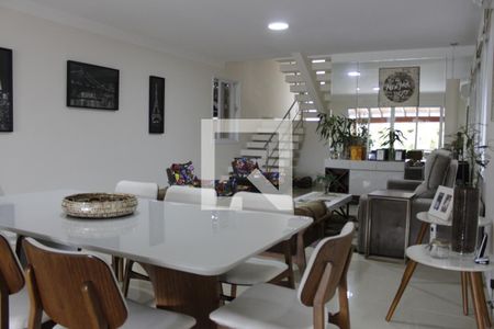 Casa de condomínio à venda com 350m², 4 quartos e 4 vagasSala de estar e jantar
