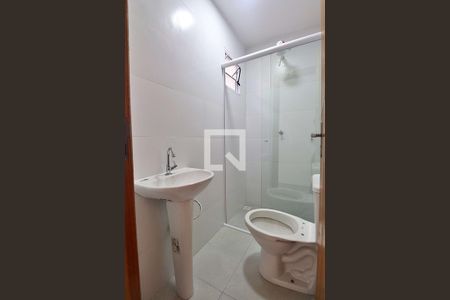 Banheiro de kitnet/studio para alugar com 1 quarto, 36m² em Vila Palmares, Santo André