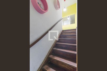 Escada de casa para alugar com 2 quartos, 70m² em Vila Homero Thon, Santo André