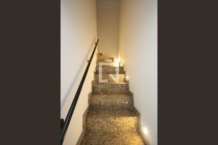 Casa de condomínio à venda com 95m², 3 quartos e 2 vagasEscada