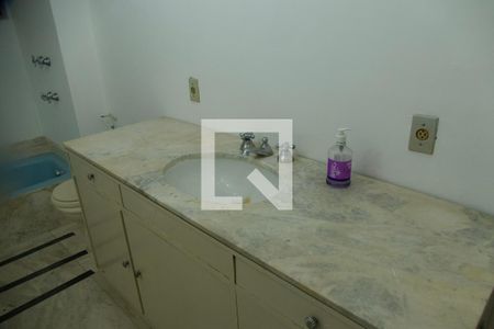 Apartamento à venda com 285m², 4 quartos e 2 vagas Apartamento à venda com 285m², 4 quartos e 2 vagasSuíte banheiro