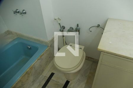 Apartamento à venda com 285m², 4 quartos e 2 vagas Apartamento à venda com 285m², 4 quartos e 2 vagasSuíte banheiro