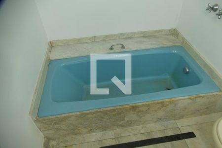 Apartamento à venda com 285m², 4 quartos e 2 vagas Apartamento à venda com 285m², 4 quartos e 2 vagasSuíte banheiro