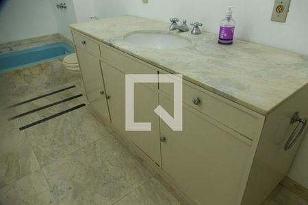 Apartamento à venda com 285m², 4 quartos e 2 vagas Apartamento à venda com 285m², 4 quartos e 2 vagasSuíte banheiro
