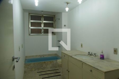 Apartamento à venda com 285m², 4 quartos e 2 vagas Apartamento à venda com 285m², 4 quartos e 2 vagasSuíte banheiro