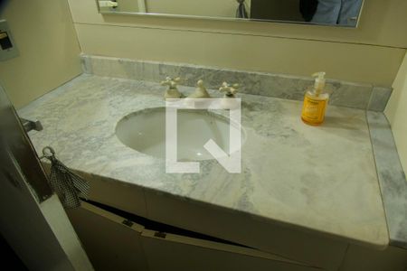 Apartamento à venda com 285m², 4 quartos e 2 vagas Apartamento à venda com 285m², 4 quartos e 2 vagasBanheiro social