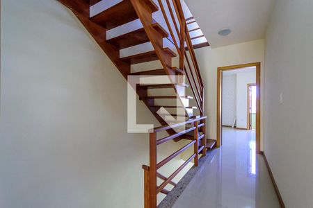 Escada de casa à venda com 2 quartos, 143m² em Guarujá, Porto Alegre