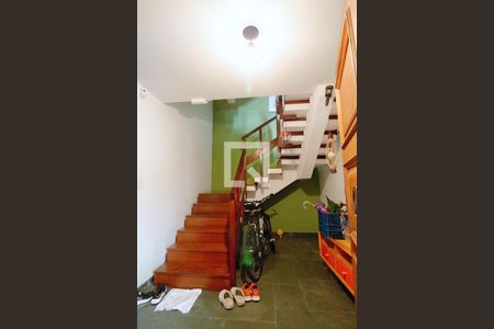 Casa à venda com 330m², 3 quartos e 3 vagasEscada acesso garagem 