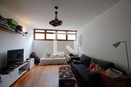 Casa à venda com 330m², 3 quartos e 3 vagasSala de TV