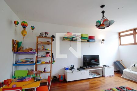 Casa à venda com 330m², 3 quartos e 3 vagasSala de TV