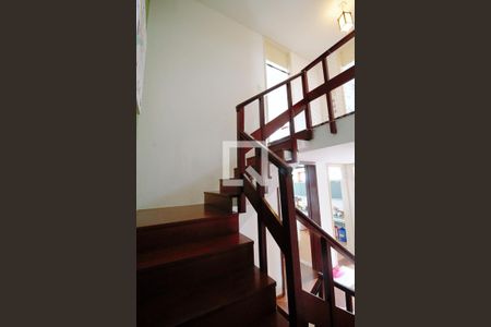 Casa à venda com 330m², 3 quartos e 3 vagasEscada 