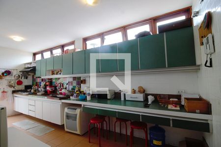 Casa à venda com 330m², 3 quartos e 3 vagasCozinha 