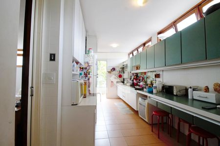 Casa à venda com 330m², 3 quartos e 3 vagasCozinha 