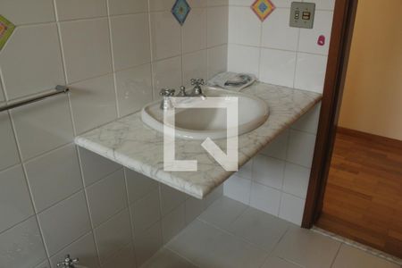 Casa para alugar com 350m², 4 quartos e 4 vagasBanheiro 2